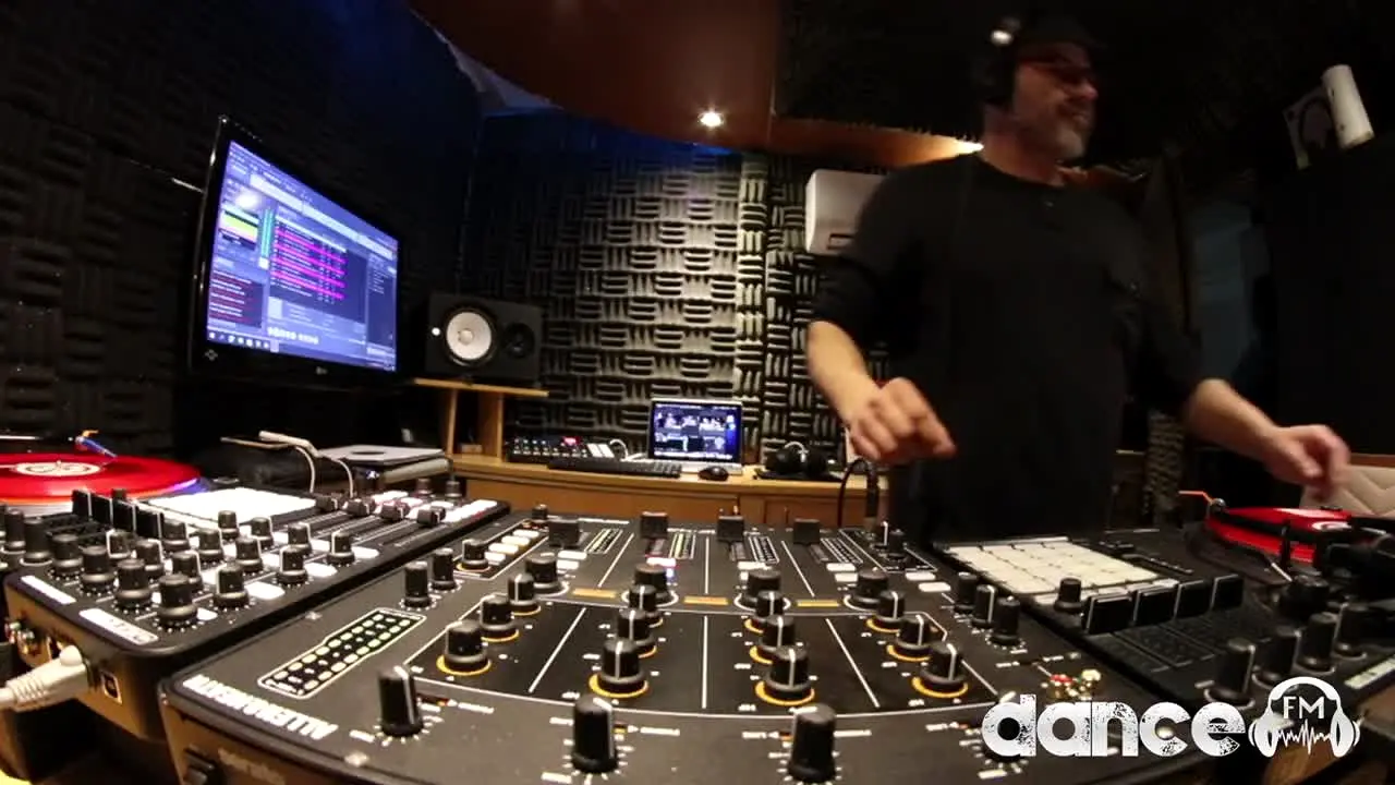 Dance FM live