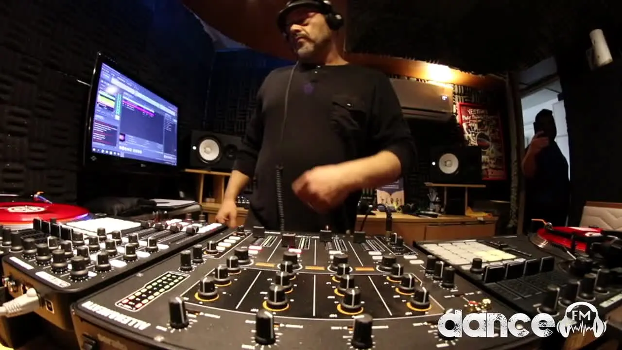 Dance FM live