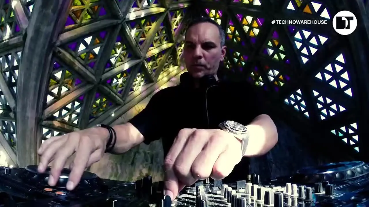 DanceTV Techno Warehouse — прямой эфир