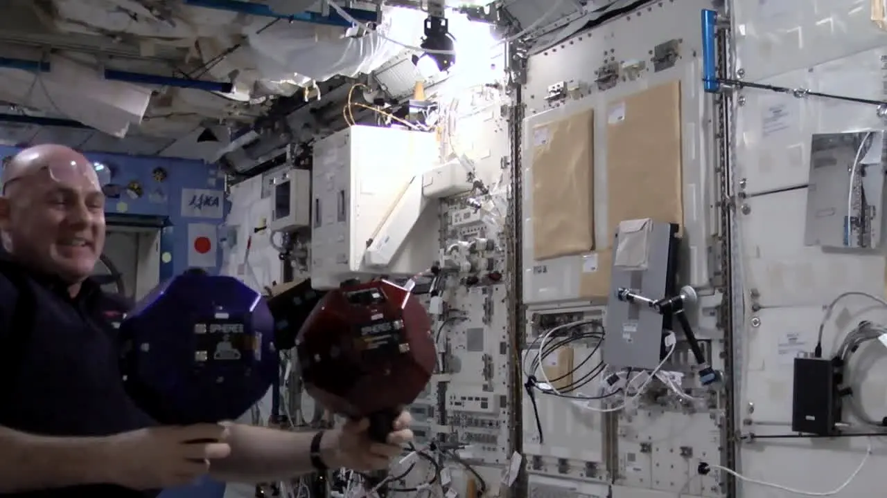 Pluto TV Space live
