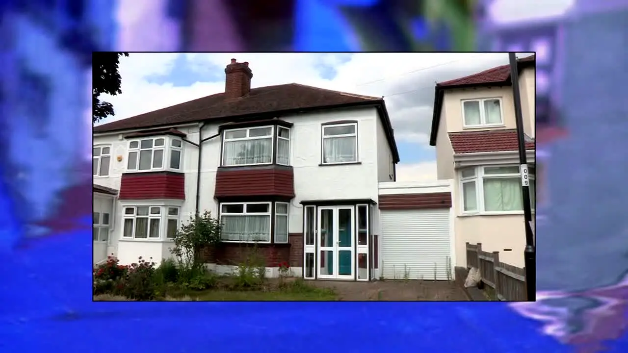 Homes Under the Hammer live