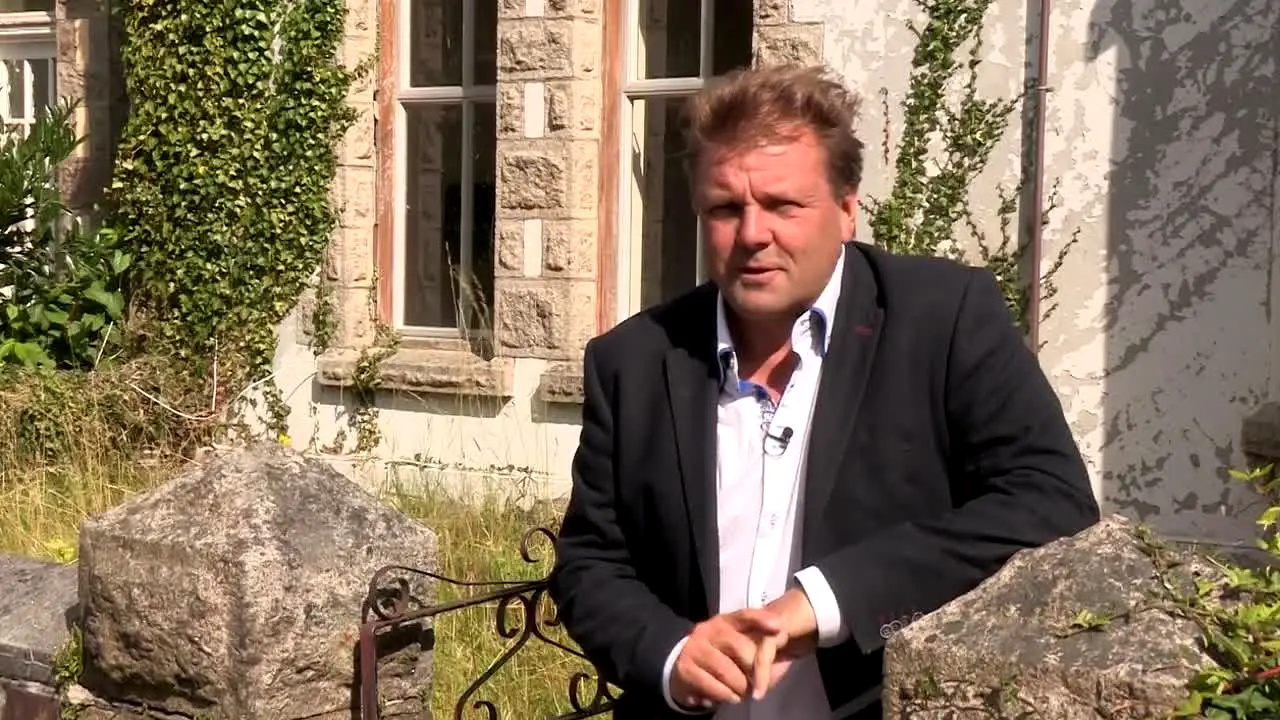 Homes Under the Hammer live