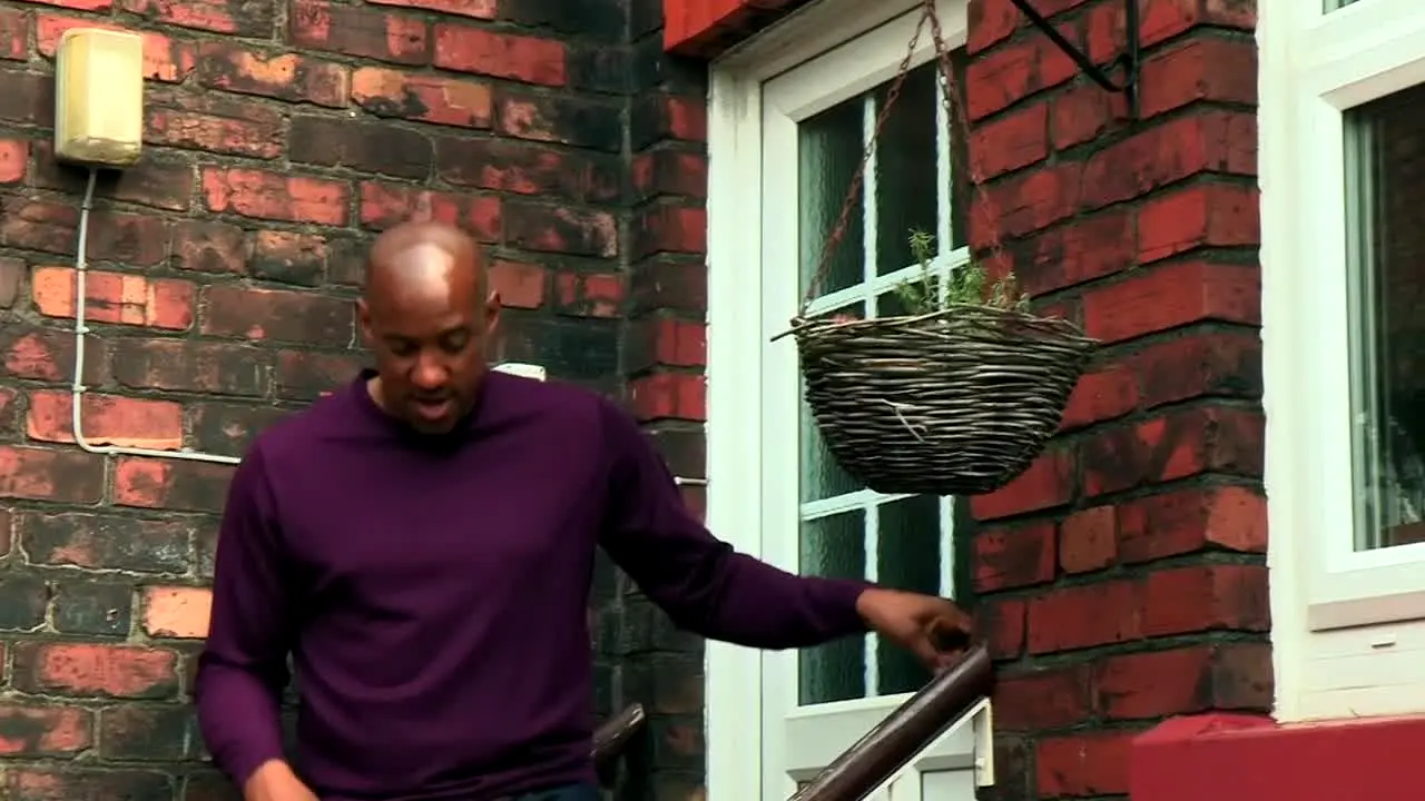 Homes Under the Hammer live