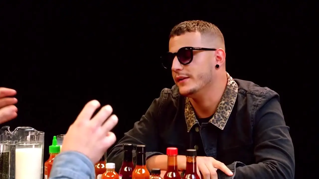 Hot Ones in diretta