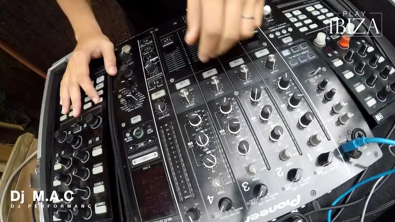 Play Ibiza live