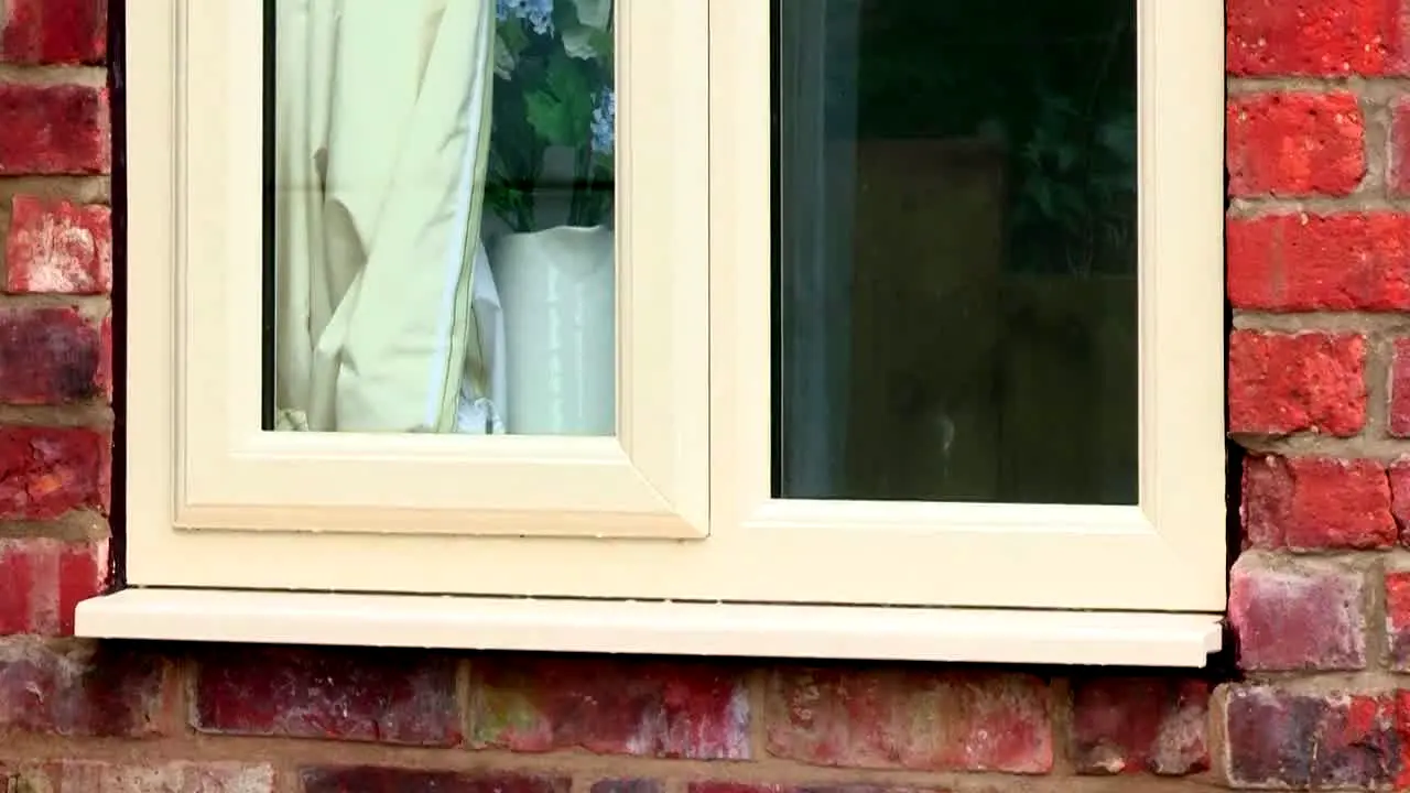 Homes Under The Hammer live