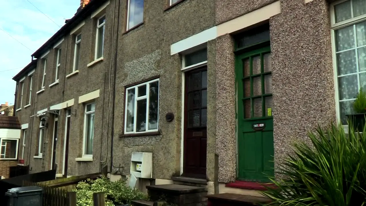 Homes Under Hammer live