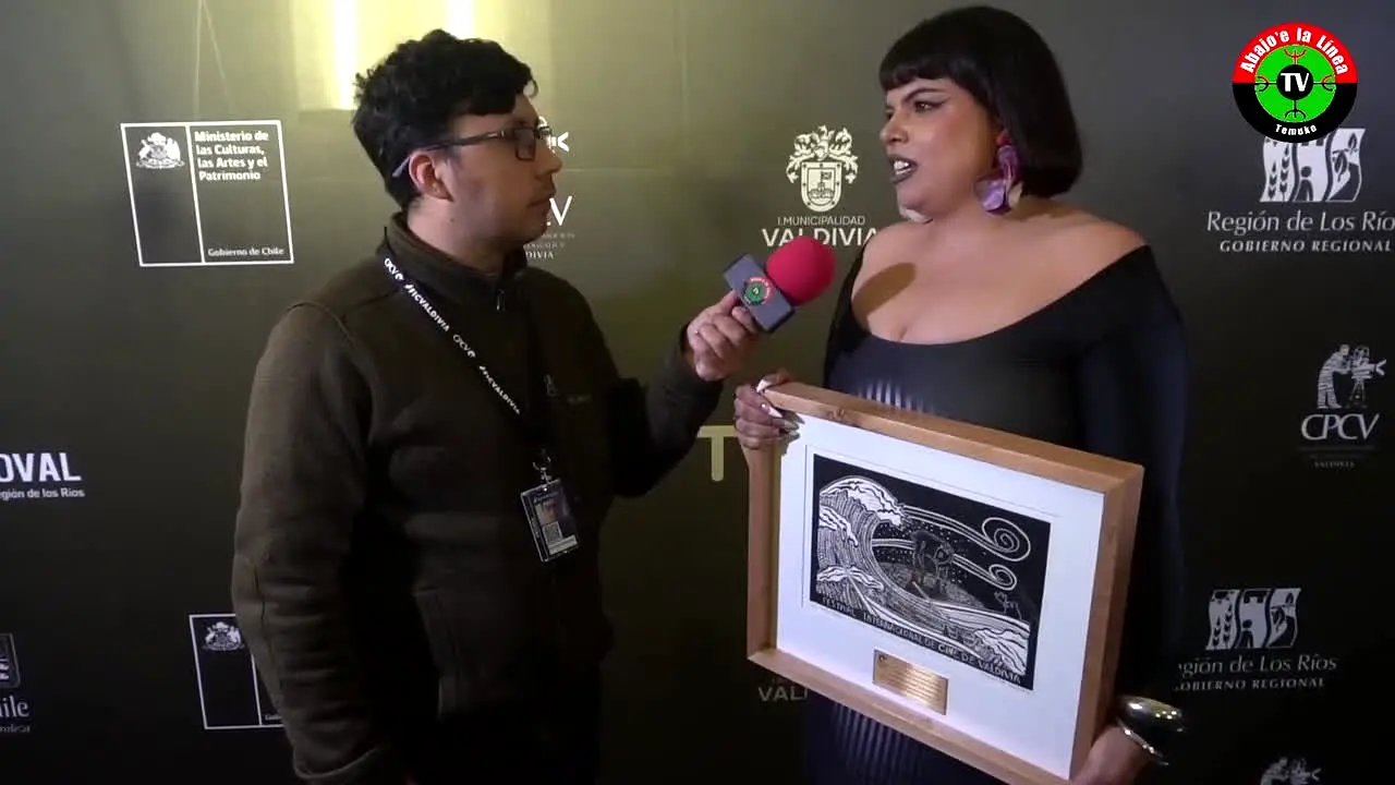 Abajo e la linea en vivo